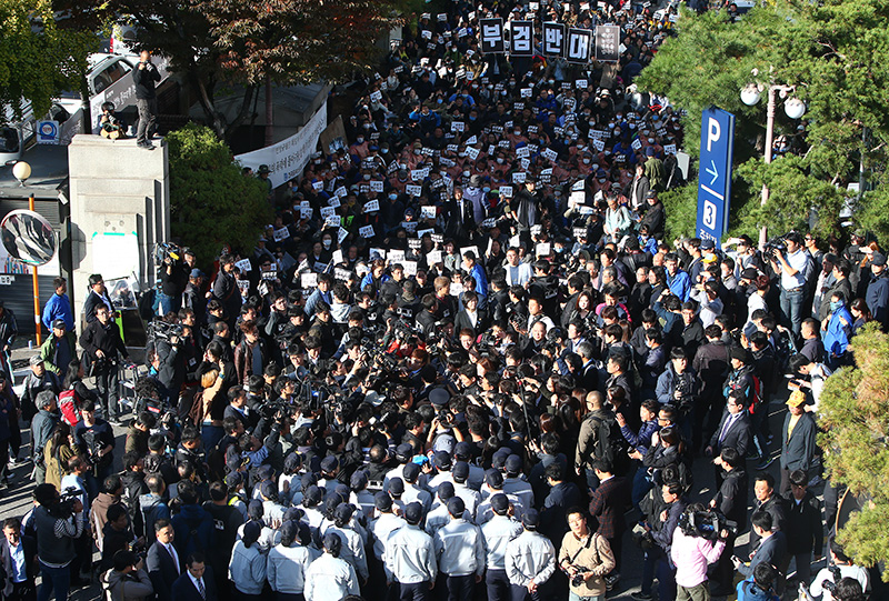 25일 오후 서울 종로구 서울대병원 장례식장에서 시민들이 고 백남기 농민 부검 영장 집행하기 위해 온 경찰과 대치하고 있다.