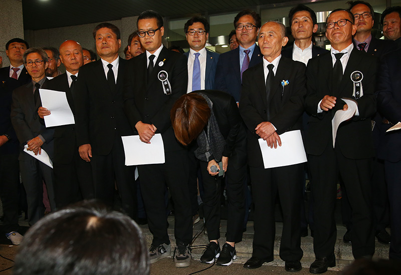 25일 오후 서울 종로구 서울대병원 장례식장 앞에서 고 백남기 농민 유가족인 백도라지 씨가 경찰의 부검 영장 집행을 함께 막아낸 국민들에게 감사 인사를 하고 있다.