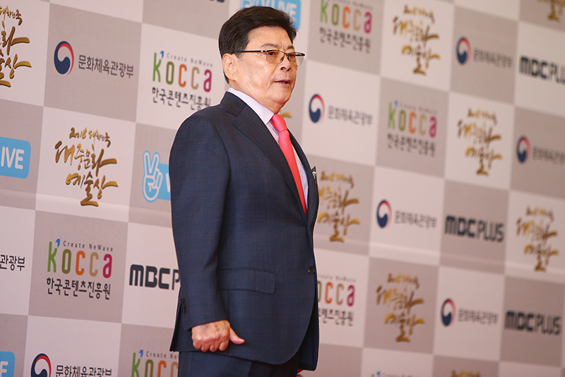 원로 코미디언 남보원이 27일 오후 서울 중구 국립극장에서 열린 2016 대한민국 대중문화 예술상 레드카펫 행사에서 포즈를 취하고 있다.