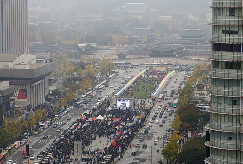 5일 오후 서울 광화문광장에서 고 백남기 농민의 영결식이 열린 가운데 청와대가 보이고 있다.
