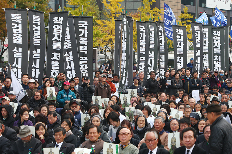 5일 오후 서울 광화문광장에서 열린 고 백남기 농민 영결식에서 특검과 책임자 처벌을 촉구하는 만장들이 보이고 있다.