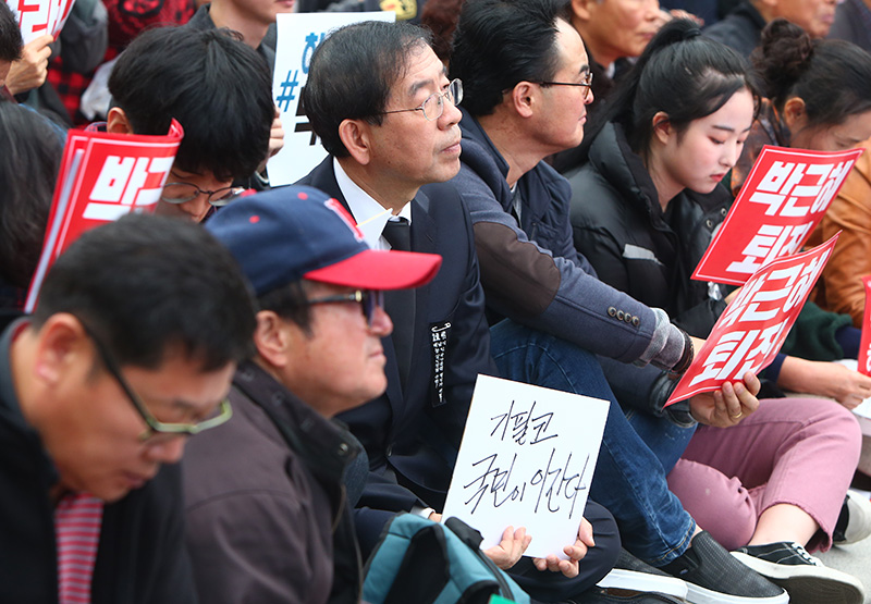 박원순 서울시장이 5일 오후 서울 광화문광장에서 열린 박근혜 대통령 하야 촉구 범국민대회에서 피켓을 들고 있다.