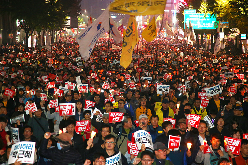 5일 오후 서울 종로에서 박근혜 대통령 하야 촉구 행진에 나선 범국민대회 참가자들이 거리를 가득 메우고 있다.