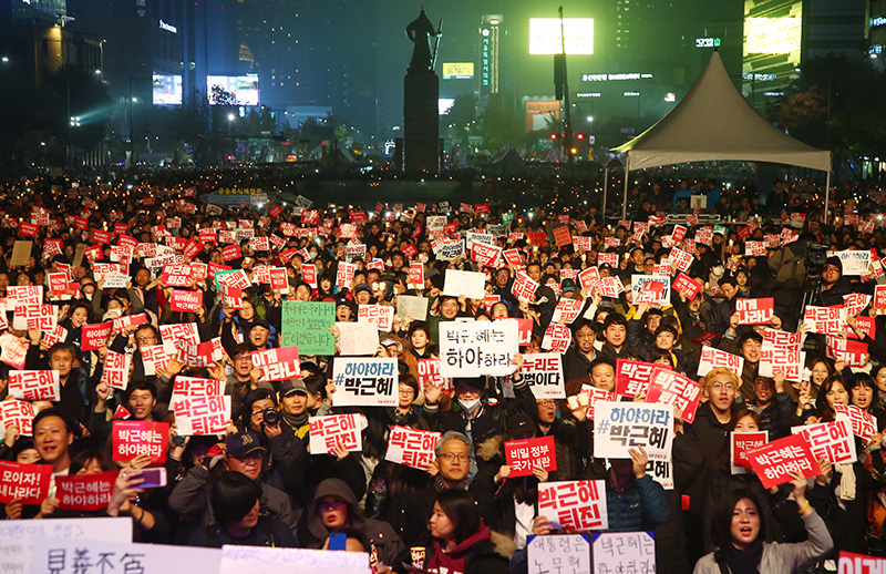 5일 오후 서울 광화문광장에서 열린 ‘모이자! 분노하자! #내려와라 박근혜 2차 범국민행동’ 에서 참가자들이 피켓을 들고 구호를 외치고 있다.