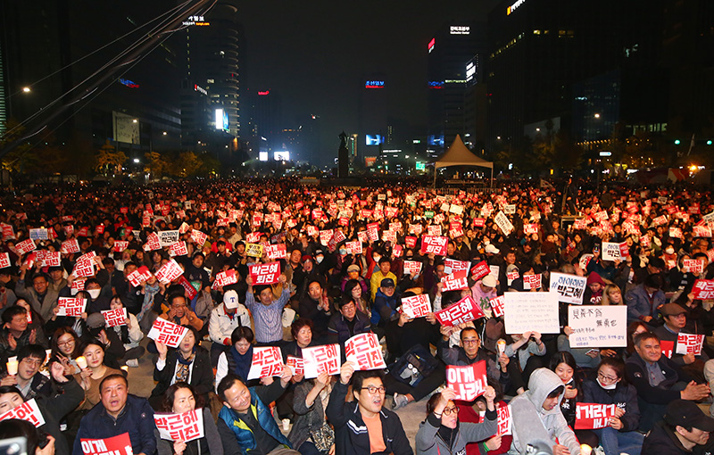 5일 오후 서울 광화문광장에서 열린 ‘모이자! 분노하자! #내려와라 박근혜 2차 범국민행동’ 에서 참가자들이 광장을 가득 채우고 있다.