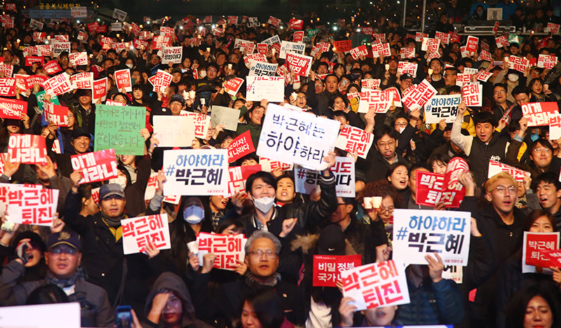 5일 오후 서울 광화문광장에서 열린 ‘모이자! 분노하자! #내려와라 박근혜 2차 범국민행동’ 에서 참가자들이 피켓과 촛불을 들고 구호를 외치고 있다.