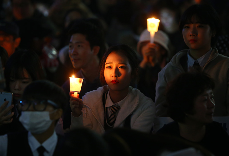 서울 광화문광장에서 열린 ‘모이자! 분노하자! #내려와라 박근혜 2차 범국민행동’ 에서 중고등학생들이 촛불을 들고 있다.