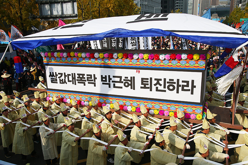 12일 오후 서울 중구 남대문 앞에서 열린 '농민대회'에서 청와대 상여가 입장하고 있다.