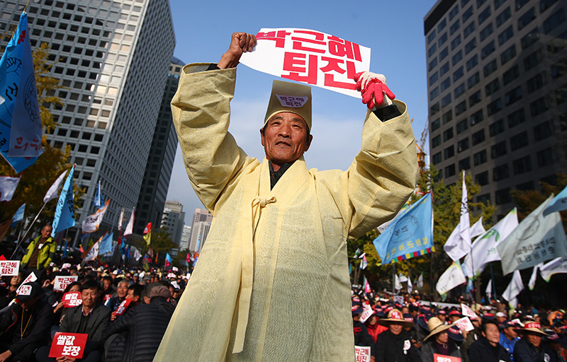 12일 오후 서울 중구 남대문 앞에서 열린 '농민대회'에서 상복을 입은 농민이 구호를 외치고 있다.
