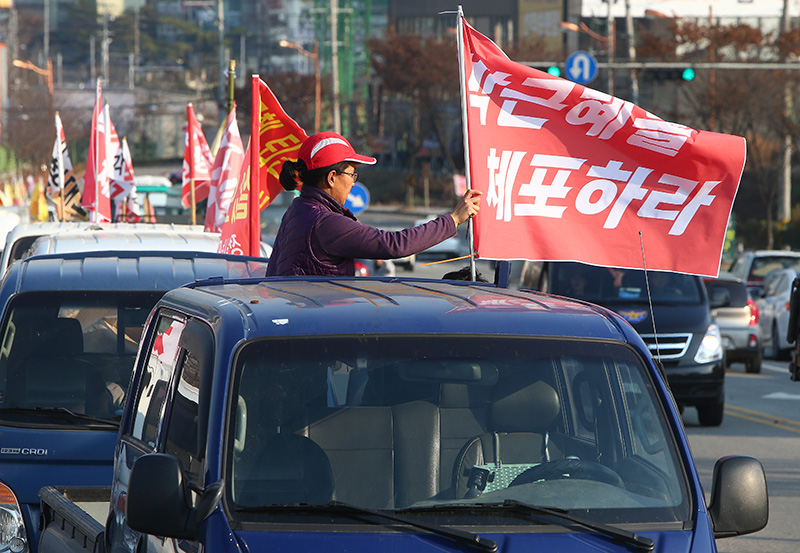 박근혜 대통령 퇴진 촉구 청와대 트랙터 행진에 나선 전농 전봉준투쟁단이 25일 오후 경기도 평택시 평택대학교 앞에서 서울로 향할 준비를 하고 있다.