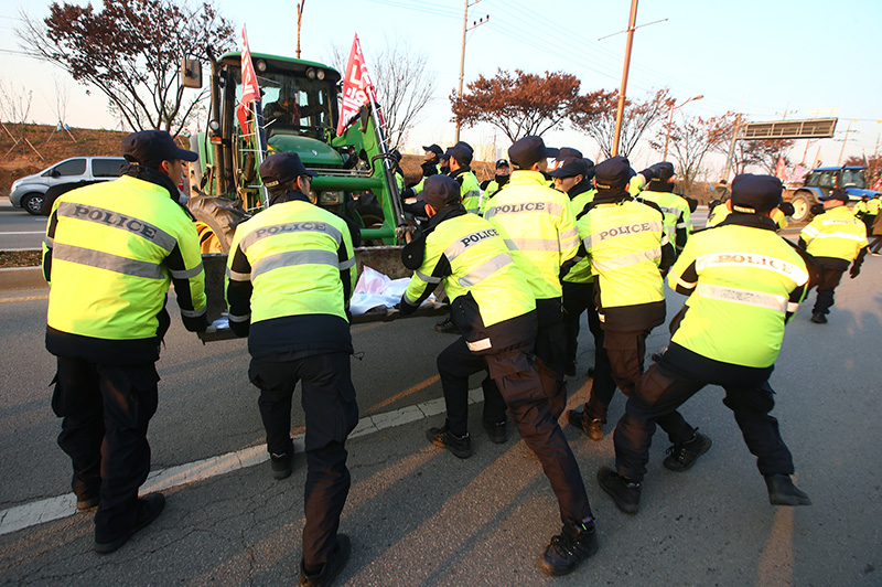 25일 오후 경기도 평택시 평택대학교 앞에서 박근혜 대통령 퇴진을 촉구하며 트랙터행진에 나선 농민들을 경찰이 막아서고 있다.