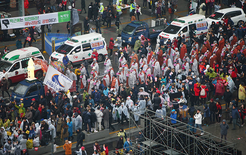 26일 오후 서울 광화문광장에서 청와대를 포위하는 인간 띠잇기 사전행진 참가자들이 행진을 시작했다. 스님들이 행진에 함께하고 있다.