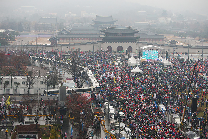 26일 오후 서울 광화문광장에서 청와대 포위 인간 띠잇기 행진 참가자들이 대열을 이루어 청와대로 나아가고 있다.
