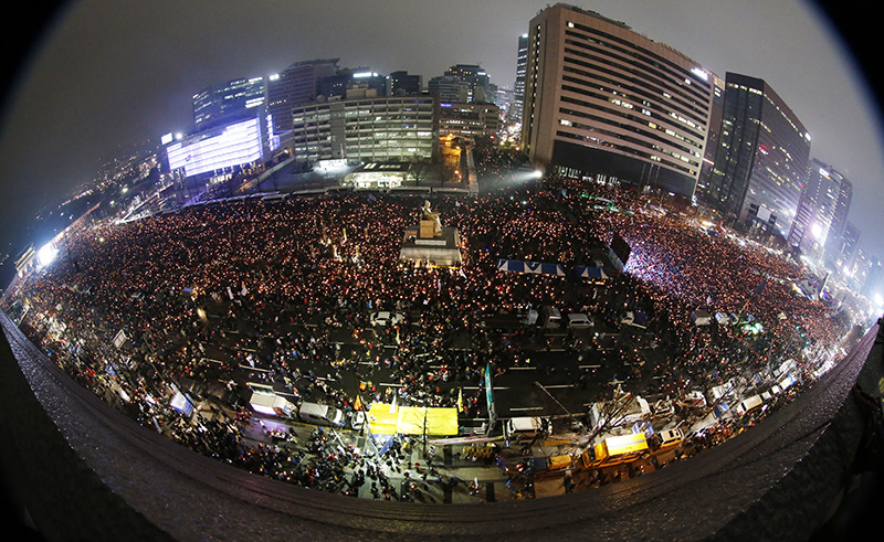26일 오후 서울 광화문광장에서 열린 내려와라 박근혜 제5차 범국민행동에서 참가자들이 촛불을 밝히고 있다.