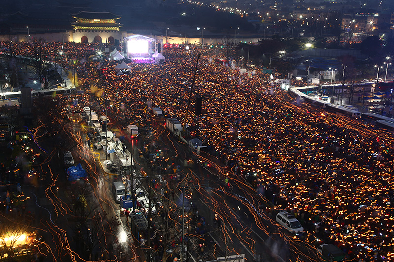 26일 오후 서울 광화문광장에서 열린 내려와라 박근혜 제5차 범국민행동에서 참가자들이 촛불을 들고 대통령의 퇴진을 촉구하고 있다.