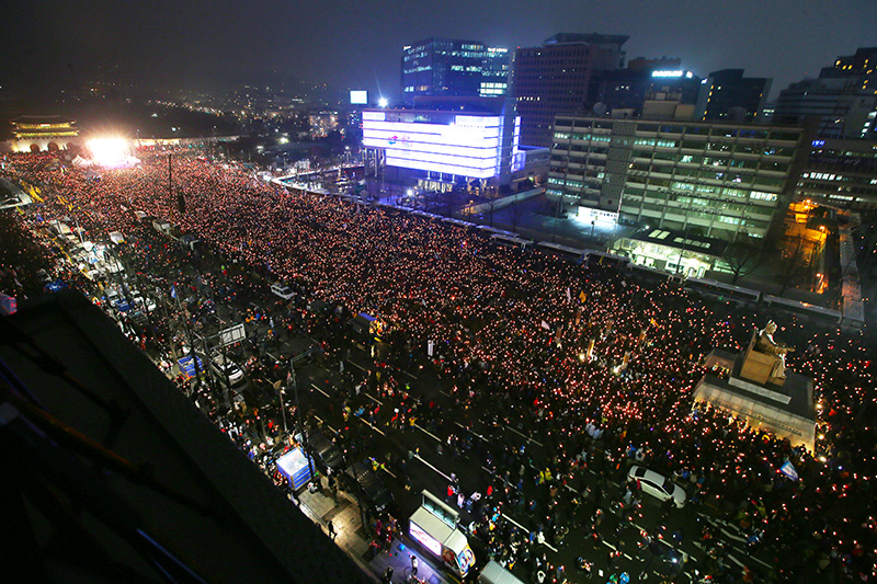 26일 오후 서울 광화문광장에서 열린 내려와라 박근혜 제5차 범국민행동에서 참가자들이 촛불을 켠 채 행사에 참여하고 있다.