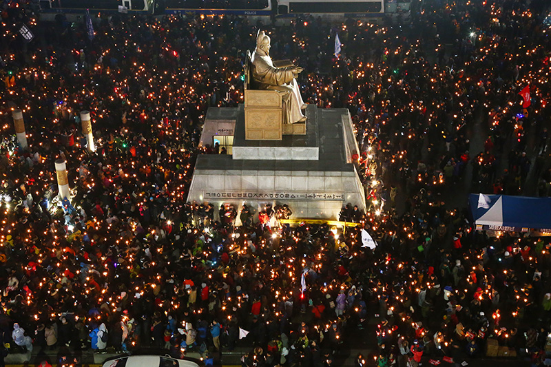 26일 오후 서울 광화문광장에서 열린 내려와라 박근혜 제5차 범국민행동에서 세종대왕상 주변 참가자들이 촛불을 켜고 있다.