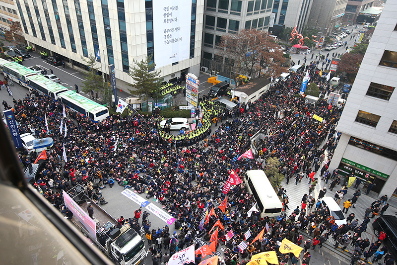 3일 오후 서울 여의도 새누리당사 앞에서 열린 새누리당 규탄 집회에 많은 시민들이 참여하고 있다.