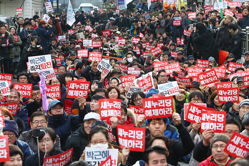 3일 오후 서울 여의도 새누리당사 앞에서 열린 새누리당 규탄 집회에서 많은 참가자들이 새누리당 규탄 피켓을 들고 구호를 외치고 있다.