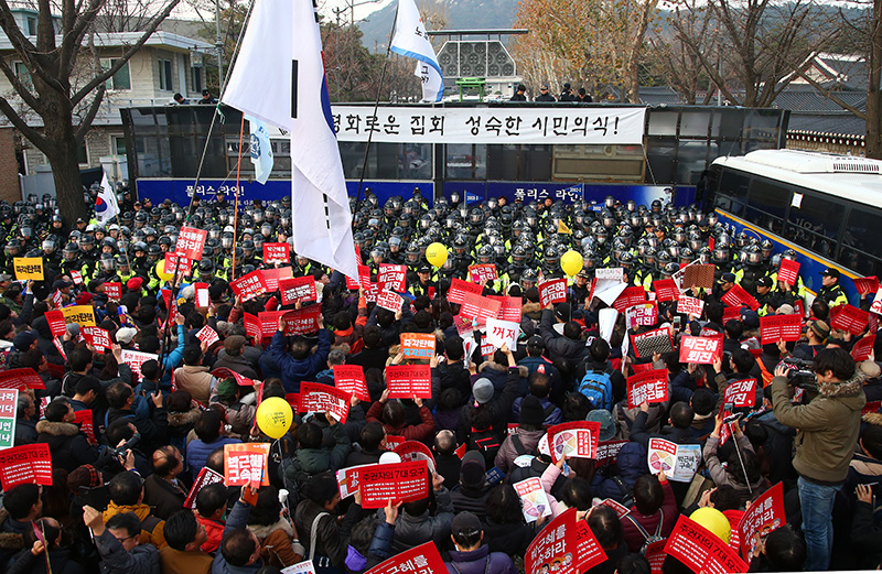 3일 오후 서울 종로구 청와대 사랑채 앞에서 청와대 인간띠잇기에 나선 시민들이 박근혜 대통령의 퇴진을 촉구하는 구호를 외치고 있다.