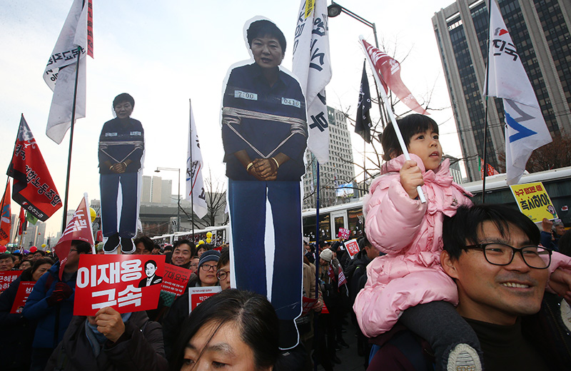 3일 오후 서울 세종로 정부서울청사 앞에서 청와대 인간띠잇기에 나선 시민들이 박근혜 대통령의 풍자물을 가지고 행진하고 있다.