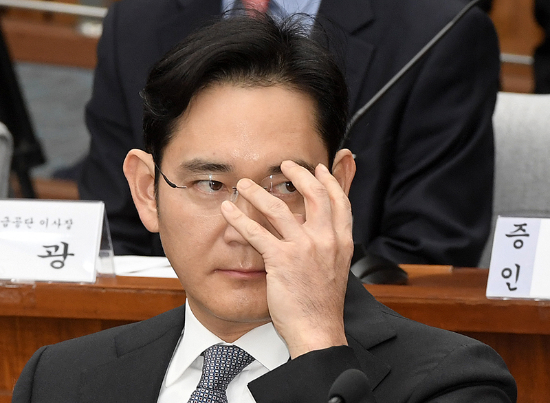 6일 오전 서울 여의도 국회에서 열린 '최순실 국정농단 진상규명을 위한 국정조사특별위원회' 청문회에 출석한 이재용 삼성전자 부회장이 안경을 고쳐 쓰고 있다.