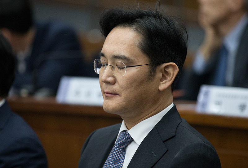 이재용 삼성전자 부회장이 6일 오후 서울 여의도 국회에서 열린 박근혜 정부의 최순실 등 민간인에 의한 국정농단 의혹사건 진상규명을 위한 국정조사 특별위원회 청문회에 참석해 질의응답 중 생각에 잠겨 있다.