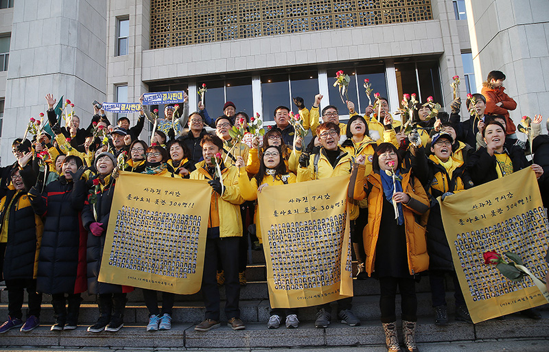 세월호 유가족들이 9일 오후 박근혜 대통령 탄핵이 가결된 뒤 국회 본청 앞에서 기뻐하고 있다.