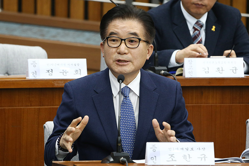 조한규 전 세계일보 사장이 15일 오전 서울 여의도 국회에서 열린 '박근혜 정부의 최순실 등 민간인에 의한 국정농단 의혹사건 진상규명을 위한 국정조사특별위원회 제4차 청문회'에서 의원들의 질의에 답변하고 있다.