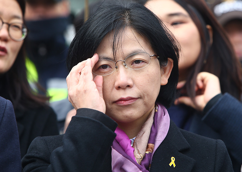 19일 오후 서울 종로구 헌법재판소 앞에서 열린 '통합진보당 해산 2년 청와대 헌법재판소 커넥션 규탄 기자회견'에 이정희 전 통합진보당 대표가 참석하고 있다.
