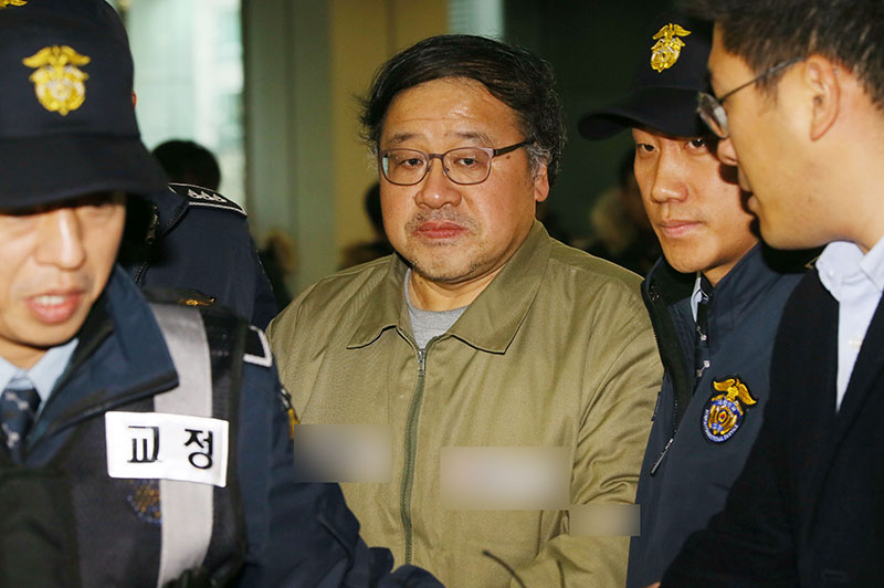 '비선실세' 최순실씨와 공모해 대기업들에 거액의 기부를 강요했다는 의혹을 받는 안종범 전 청와대 정책조정수석이 27일 오후 서울 강남구 대치동 특검사무실에 피의자 신분으로 출석하고 있다.