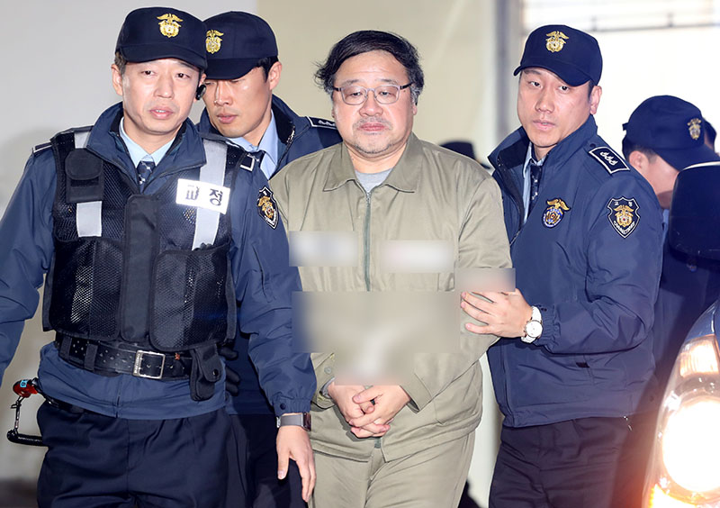 최순실과 공모해 기업들에 거액의 재단 출연금을 내도록 강요한 혐의를 받는 안종범 전 청와대 정책조정수석비서관이 27일 오후 서울 강남구 대치동 특검사무실로 출석하고 있다.
