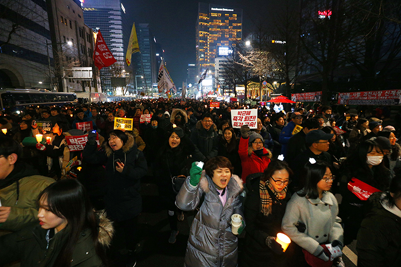 31일 오후 서울 종로에서 박근혜 즉각퇴진 조기탄핵 송박영신 10차 범국민행동 참가자들이 구호를 외치며 보신각으로 향하고 있다.