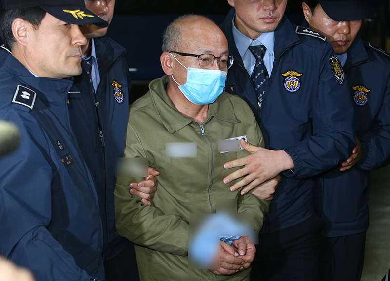 문형표 국민연금공단 이사장이 서울 강남구 대치동 박근혜 정부 최순실 국정농단 사건 특별검사 사무실에 출석하고 있다.
