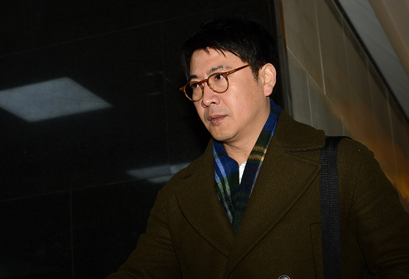 9일 오전 국회에서 열리는 박근혜정부의 최순실 등 민간인에 의한 국정농단 의혹사건 진상규명을 위한 국정조사 특별위원회 2차 청문회에 참고인으로 노승일 K스포츠 재단 부장이 출입증을 끊고 청문회장으로 향하고 있다.