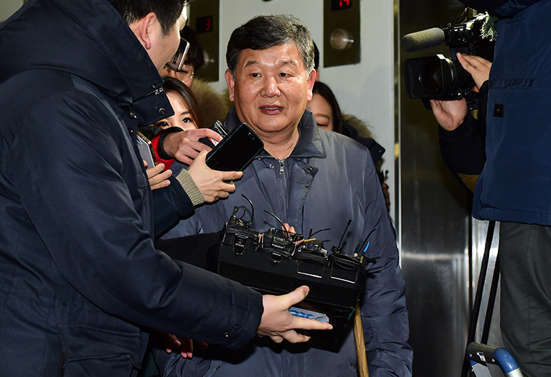박근혜 대통령이 '나쁜사람'이라고 지목한 노태강 전 문화체육관광부 체육국장이 11일 서울 강남구 대치동 박영수 특검사무실에 참고인 조사를 받기 위해 들어서며 취재진의 질문에 답하고 있다.