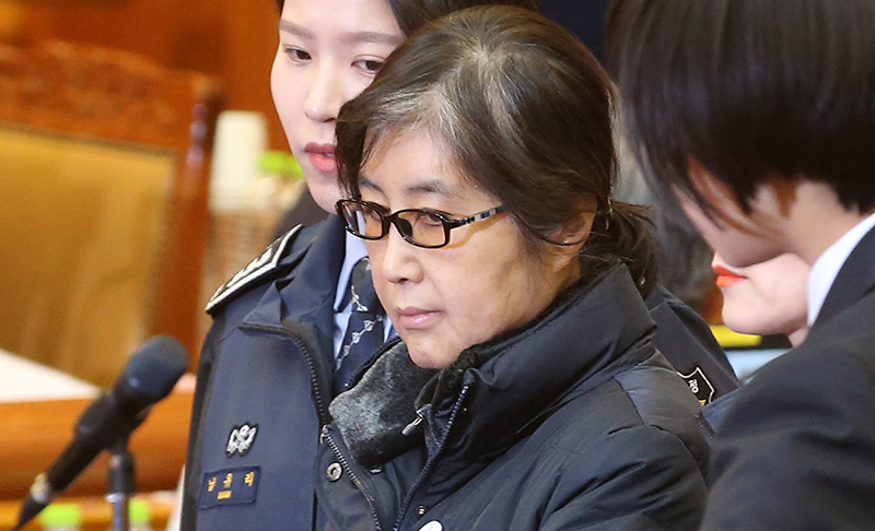 16일 서울 종로구 헌법재판소에서 열린 박근혜 대통령 탄핵심판 5차 변론에서 비선실세 최순실씨가 증인으로 출석해 증인석에 앉고 있다.