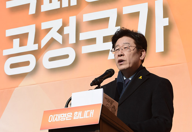 이재명 성남시장이 23일 오전 경기도 성남시 오리엔트 공장 앞에서 대선 출마를 선언하고 있다.