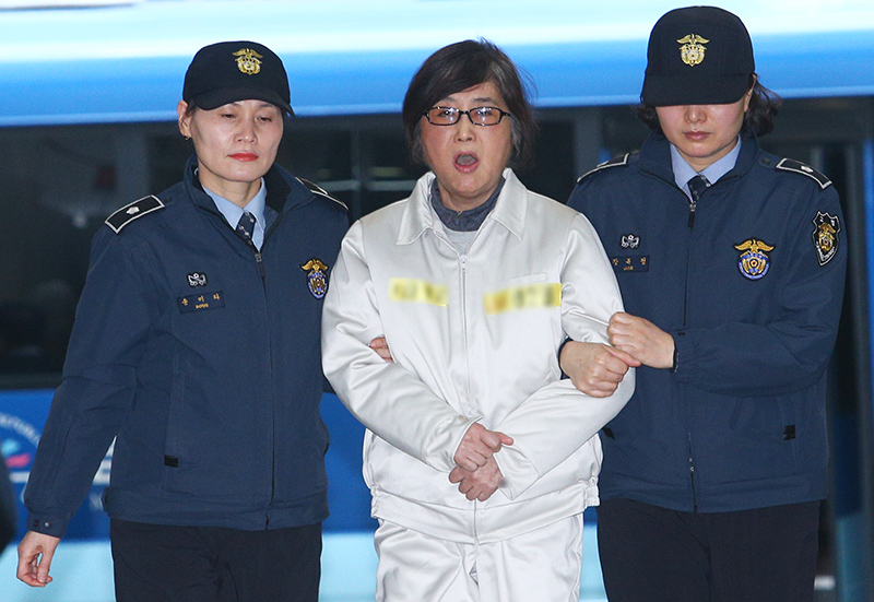 박근혜 정부 국정농단 사건의 핵심인물 최순실이 25일 오전 서울 대치동 박근혜 정부 최순실 국정농단 사건 특별검사 사무실에 소환되던 중 소리를 치며 특검 수사를 규탄하고 있다.