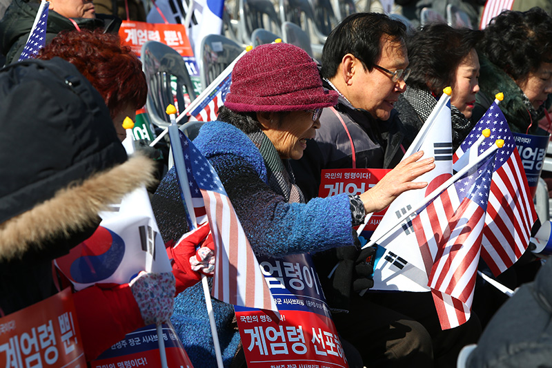 2017년 2월 10일 서울 용산구 전쟁기념관 앞에서 계엄령선포촉구범국민연합이 연 탄핵 기각 및 계엄령 선포 촉구 범국민대회를 앞두고 탄핵 기각을 촉구하는 기도회가 열리고 있다.