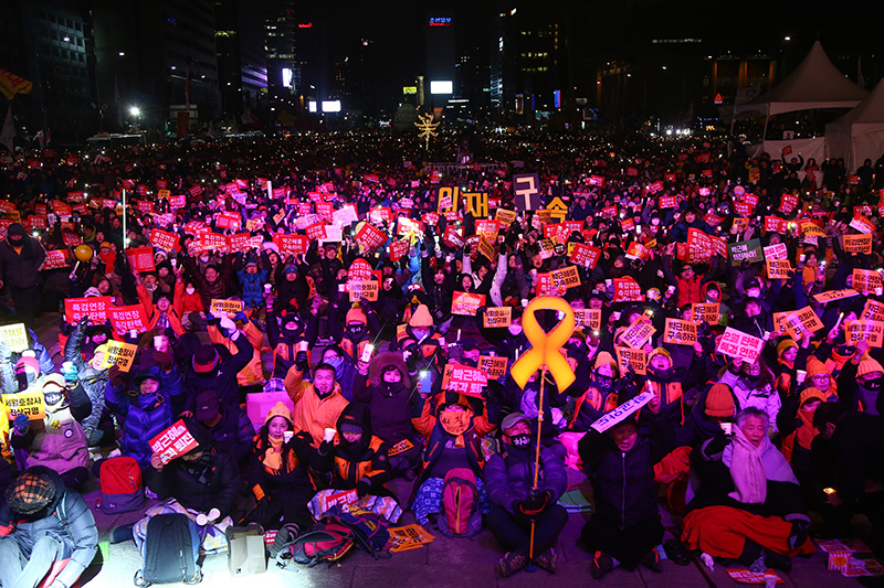 11일 오후 서울 광화문광장에서 열린 박근혜-황교안 즉각 퇴진 15차 범국민행동 촛불집회에서 참가자들이 촛불 파도를 타고있다.