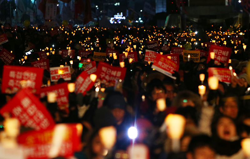 서울 광화문광장에서 열린 박근혜-황교안 즉각 퇴진 15차 범국민행동 촛불집회에서 촛불과 피켓들이 보이고 있다.