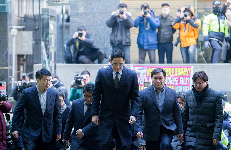이재용 삼성전자 부회장이 지난해 2월 13일 오전 서울 강남구 서초동 특검사무실에 피의자 신분으로 재소환되고 있다.