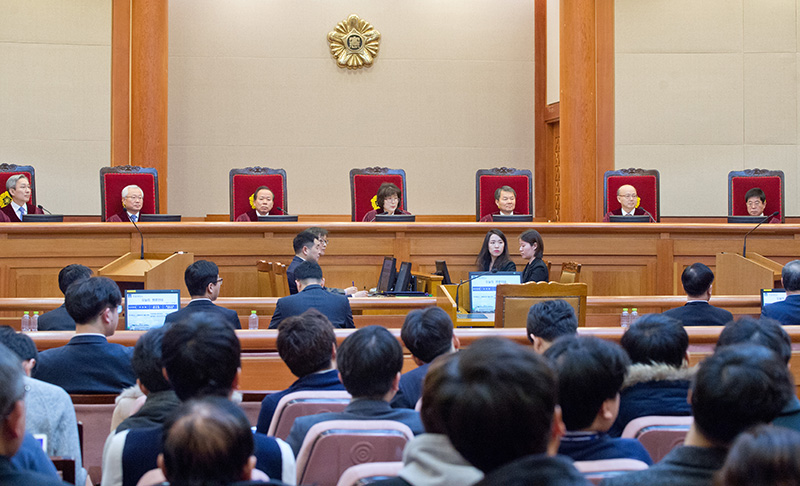 20일 오전 서울 종로구 재동 헌법재판소에서 열린 박근혜 대통령 탄핵심판 15차 변론에서 이정미 소장 대행이 발언하고 있다.