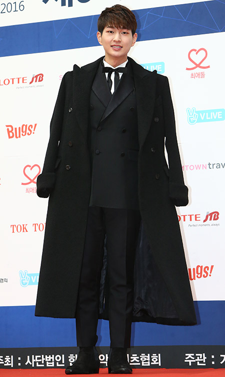 샤이니 온유가 22일 오후 서울 송파구 잠실실내체육관에서 열린 제6회 가온차트 뮤직 어워즈에서 포토월에 서고 있다.