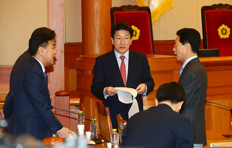 22일 오전 서울 종로구 재동 헌법재판소에서 열린 박근혜 대통령 탄핵심판 16차 변론에서 권성동 국회 탄핵소추위원장이 재판을 준비하고 있다.
