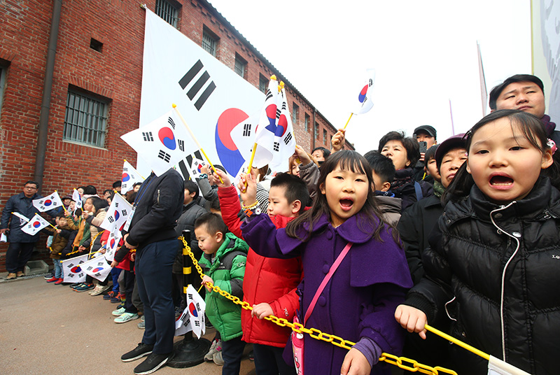 서울 서대문구 서대문형무소 역사관에서 지난해 열린 제98주년 3.1절 ‘1919 그날의 함성’ 기념행사에서 아이들이 태극기를 흔들고 있다.