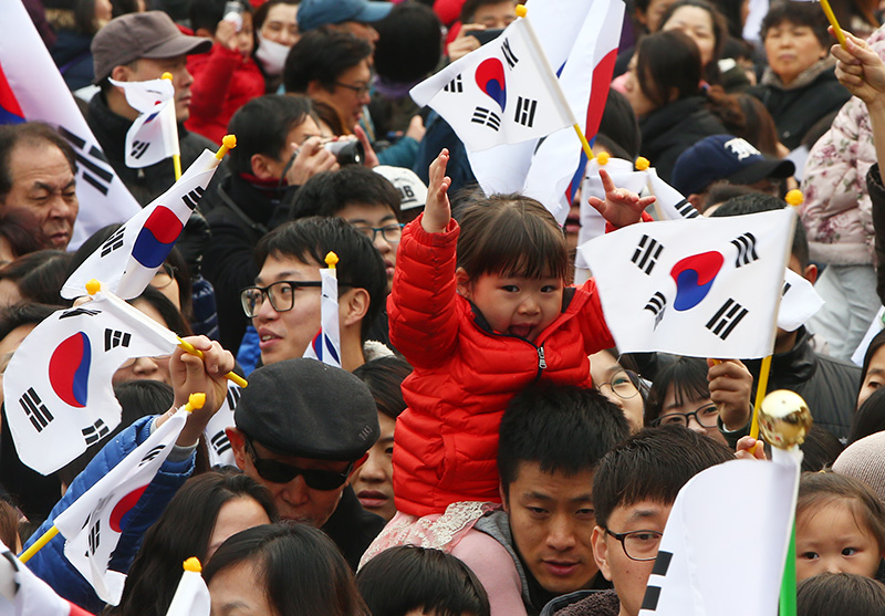 서울 서대문구 서대문형무소 역사관에서 지난해 열린 제98주년 3.1절 ‘1919 그날의 함성’ 기념행사에서 아이가 아빠의 목마를 탄 채 만세를 외치고 있다.