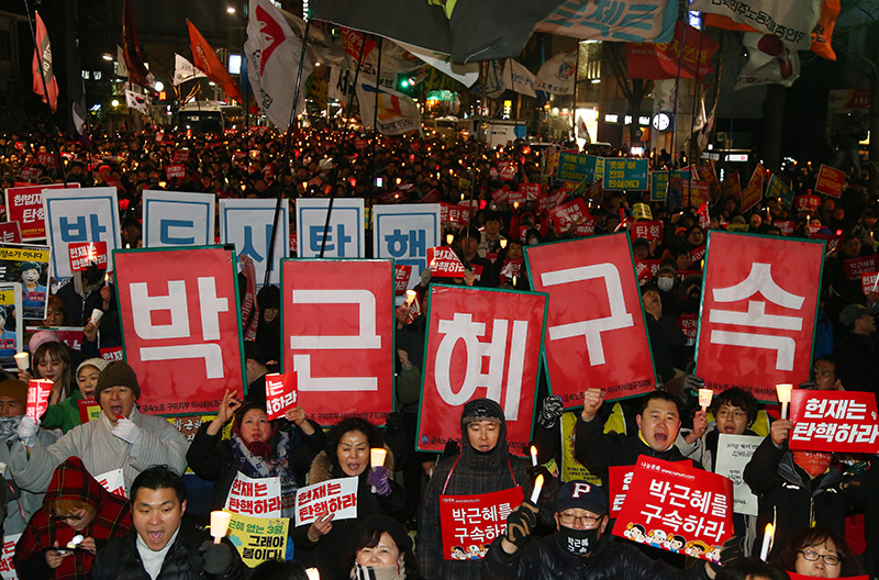 박근혜 대통령 탄핵심판 선고를 하루 앞둔 9일 오후 서울 종로구 헌법재판소 앞에서 탄핵 촉구 촛불집회 참가자들이 탄핵 인용을 촉구하며 구호를 외치고 있다.