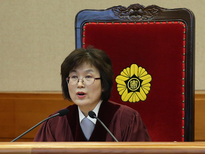 지난해 3월 10일 오전 서울 종로구 재동 헌법재판소 대심판정에서 열린 박근혜 대통령 탄핵 심판 사건 선고에서 이정미 헌법재판소장 권한대행이 판결문을 읽고 있다.